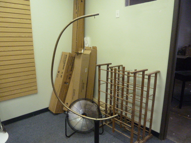 lot 17 image: METAL BIRD CAGE HOLDER
