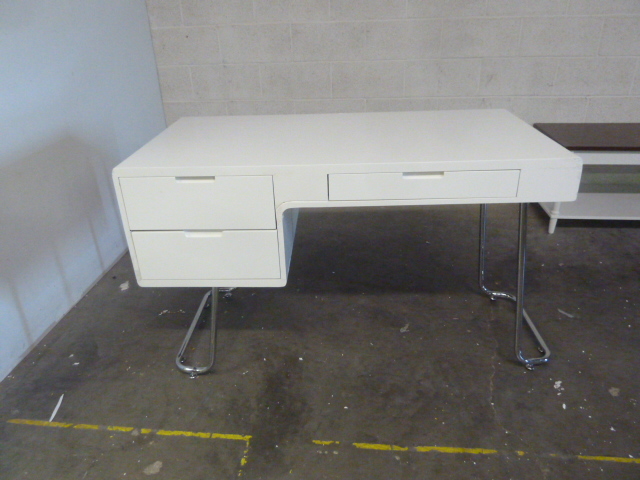 lot 15 image: MODERN LOOKING WHITE DESK - HAS SOME DAMAGE