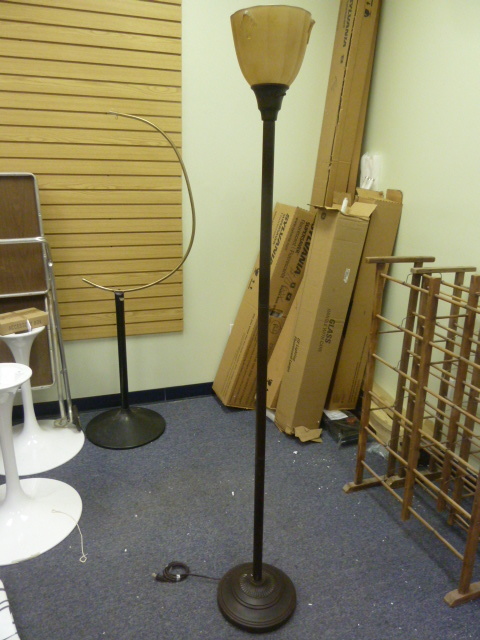 lot 172 image: LAMP WITH AMBERYELLOWISH GLASS SHADE