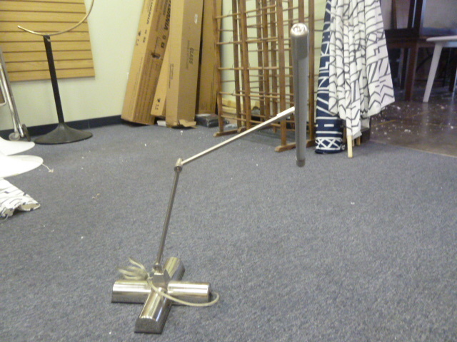lot 168 image: ADJUSTABLE TABLE DESKTOP LAMP