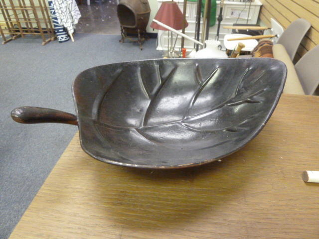 lot 161 image: LEAF SHAPED DISH