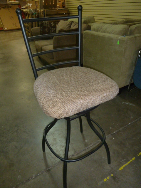 lot 189 image: SWIVEL BAR STOOL WITH BACK