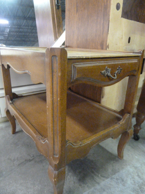 lot 195 image: VERY NICE END TABLE WITH DRAWER