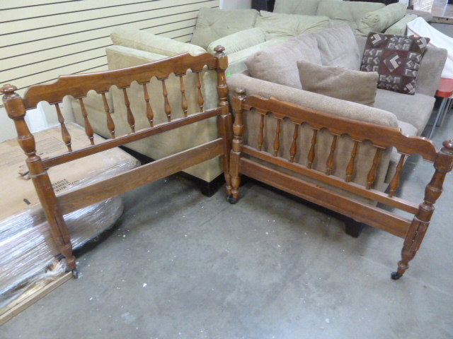 lot 194 image: WOOD HEAD BOARD AND FOOT BOARD - TWIN
