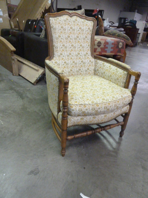 lot 211 image: VERY COMFY CHAIR