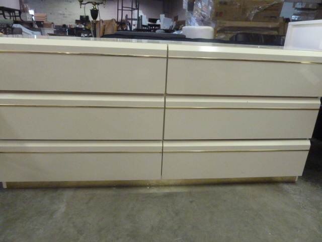 lot 207 image: VERY NICE HORIZONTAL 6 DRAWER DRESSER WITH LARGE MIRROR