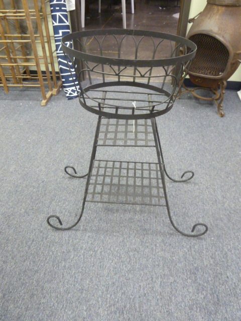 lot 303 image: METAL POTTED PLANT HOLDER