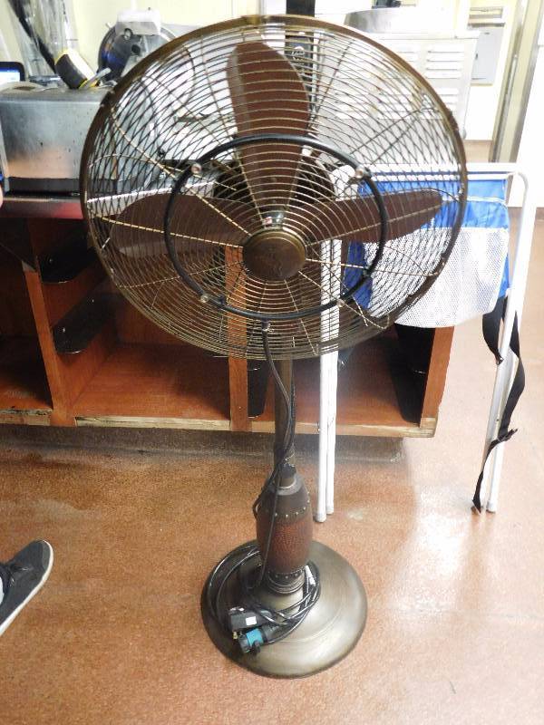 lot 13 image: Standing Fan With Water Mister