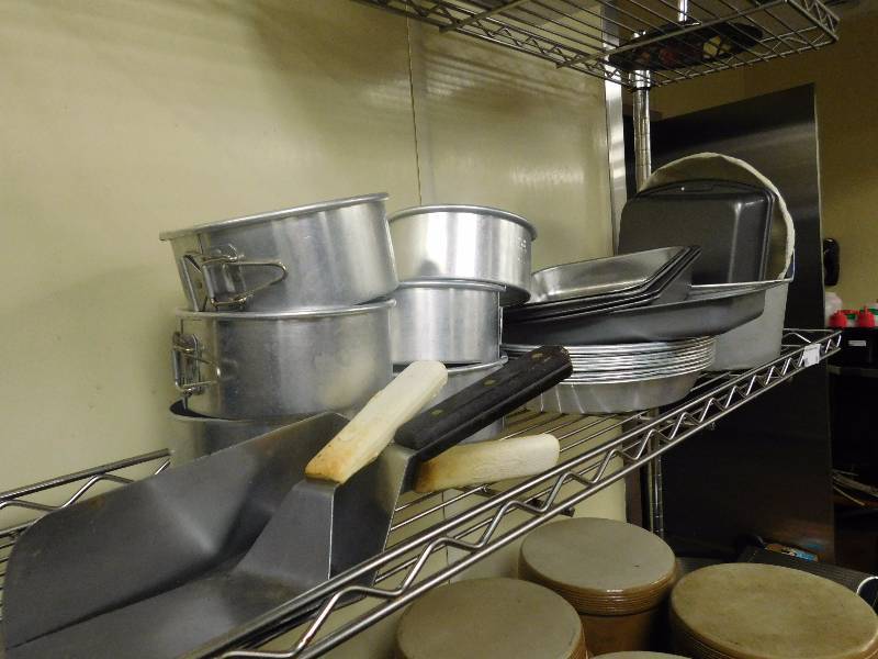 lot 18 image: Lot of Cake Pans