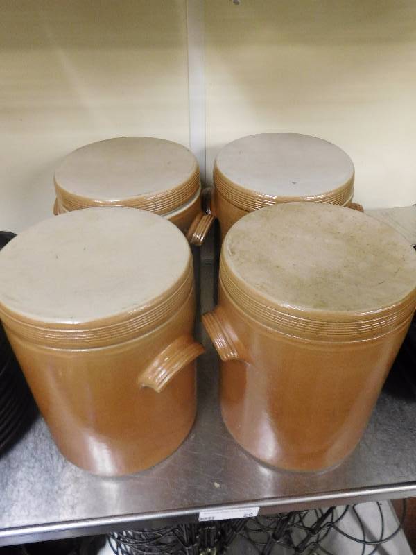 lot 20 image: 4 Ceramic Pots