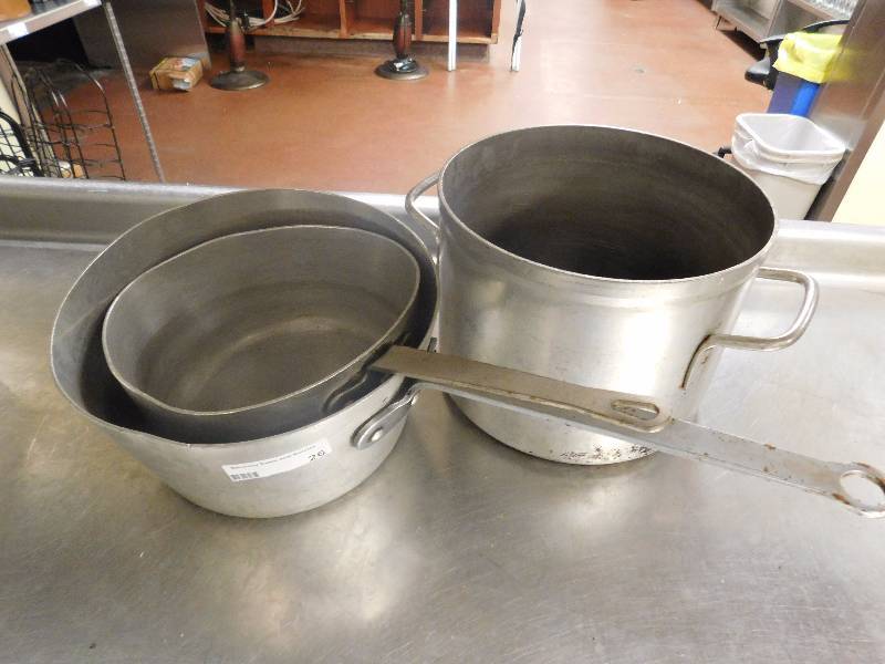 lot 26 image: Lot of 3 Pots