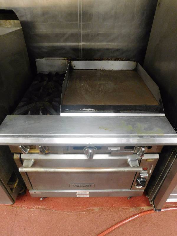 lot 39 image: Vulcan 2 Top StoveFlat Top GrillOven