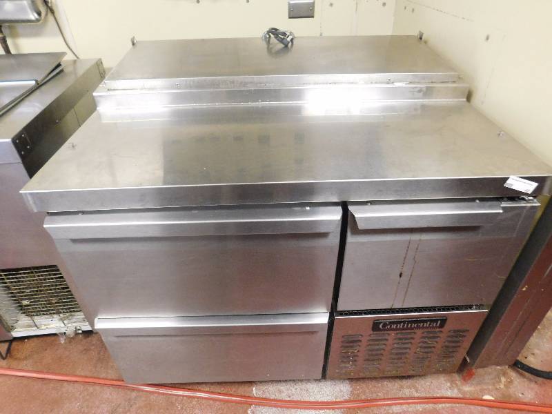 lot 40 image: Continental Refrigerator