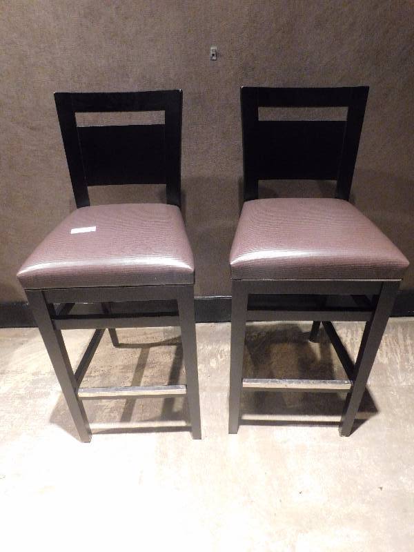 lot 90 image: Lot of 2 Bar Height Chairs