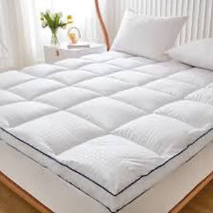 lot 2045 image: King size Swtmerry thick mattress pad