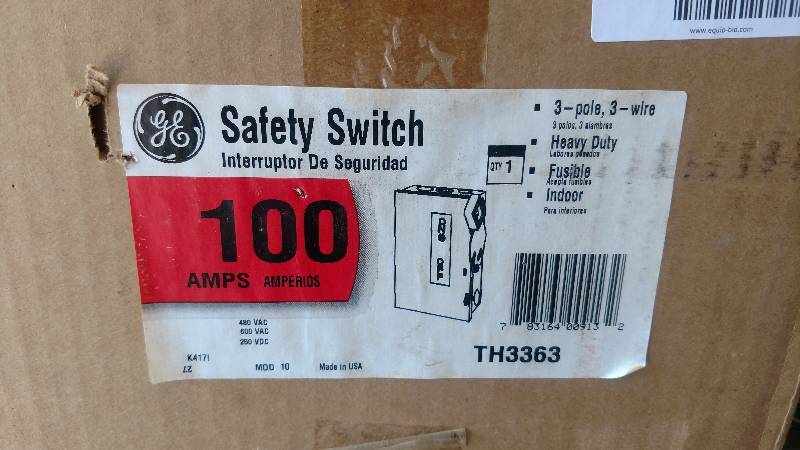 lot 2496 image: GE 100 amp Disconnect