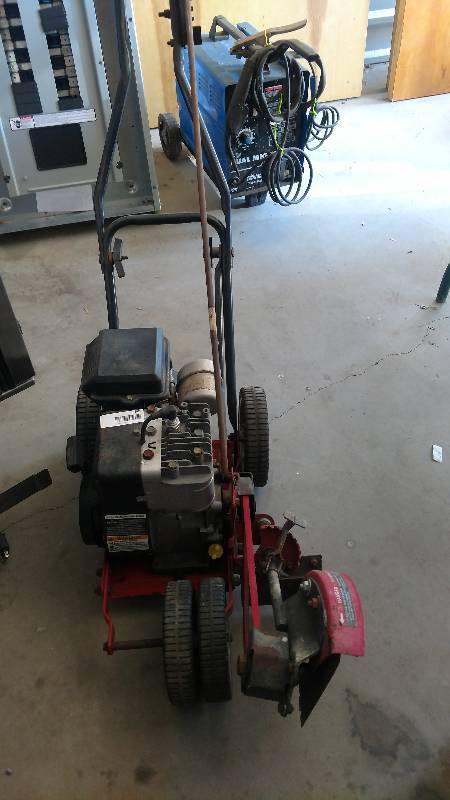 lot 2685 image: Yard Machine Gas Edger
