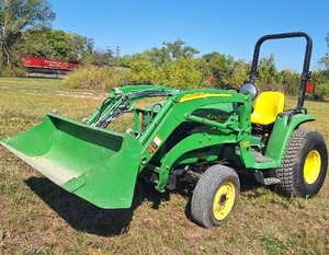lot 80 image: John Deere 4200 Diesel Tractor w Loader - 1676 hours
