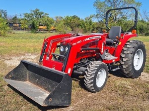 lot 79 image: 2010 Massey Ferguson 1533 Tractor w Loader - 890 hours