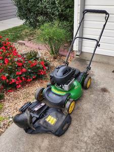 lot 101 image: John Deere JS60 Self-Propelled Mower (has compression and in good condition)