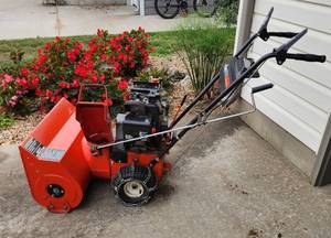 lot 107 image: Ariens ST504 Snowblower (has compression)