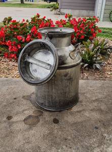lot 108 image: Vintage Cream Can 32 Liquid Quarts (NOT Rusted Through)