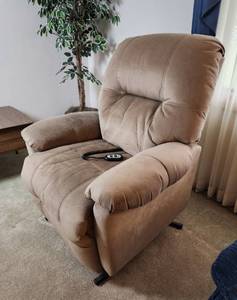 lot 110 image: Best Home Furnishings Electric Lift Chair - Tan (Clean)
