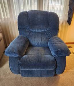 lot 112 image: Lazy Boy Rocking Recliner (good condition)