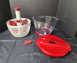 lot 121 image: KitchenAid Salad Spinner