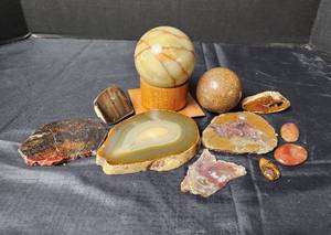 lot 128 image: Assorted Polished Stones