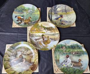 lot 141 image: (5) Living with NatureKnowles Collector Plates