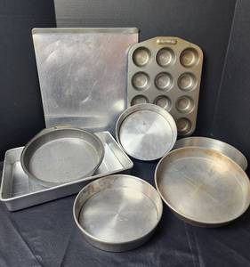 lot 215 image: Bakeware