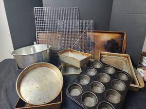 lot 216 image: Bakeware