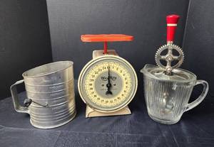 lot 225 image: Vintage Kitchen Items
