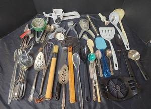lot 240 image: Assorted Kitchen Utensils