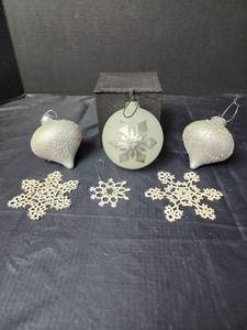 lot 285 image: Glass Christmas Ornaments