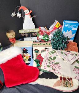 lot 288 image: Christmas Decor