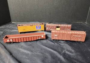 lot 315 image: (4) HO Scale Train Cars