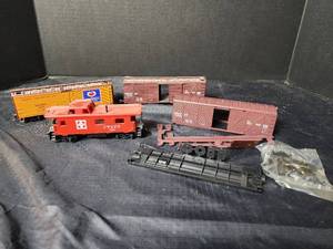 lot 316 image: (4) HO Scale Train Cars with Caboose