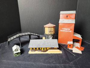 lot 320 image: HO Scale Buildings and Bridge