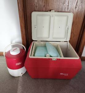 lot 337 image: Gott Cooler with (2) Ice Trays and Coleman Drinking Jug