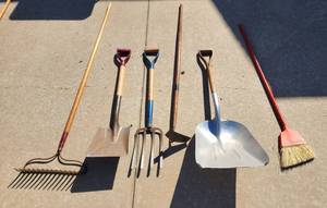 lot 339 image: Long Handled Garden and Yard Tools