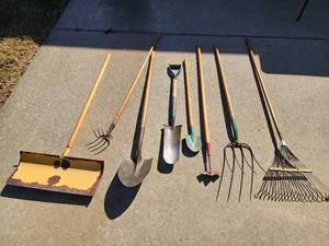 lot 340 image: Long Handled Garden and Yard Tools