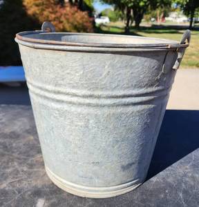 lot 386 image: Galvanized Bucket