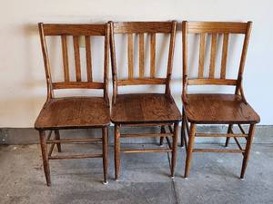 lot 395 image: (3) Oak Chairs