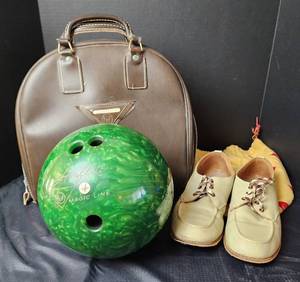 lot 406 image: Amflite Bowling Ball, Mens Shoes Size 8.5, and Bowling Bag