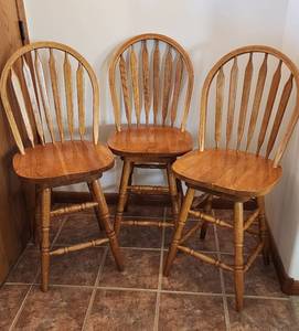 lot 416 image: (3) Solid Oak Swivel Bar Stools