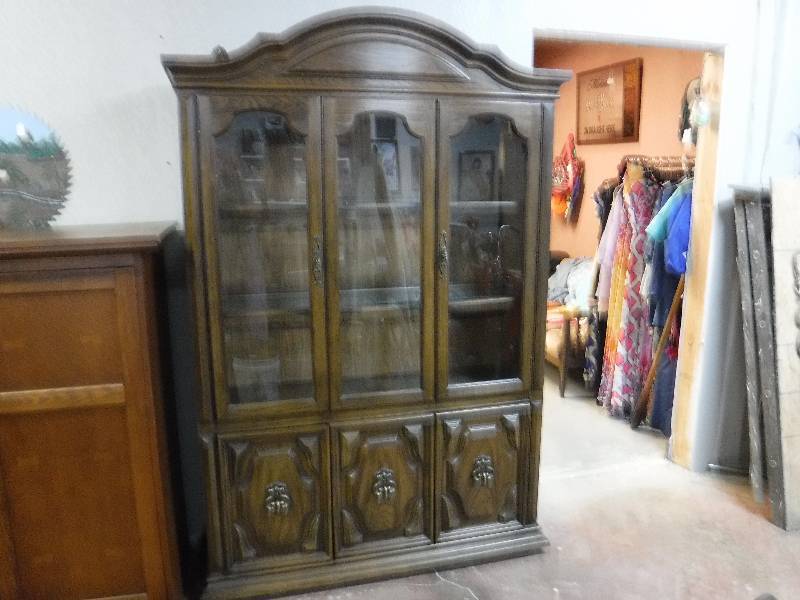 lot 1011 image: China Hutch