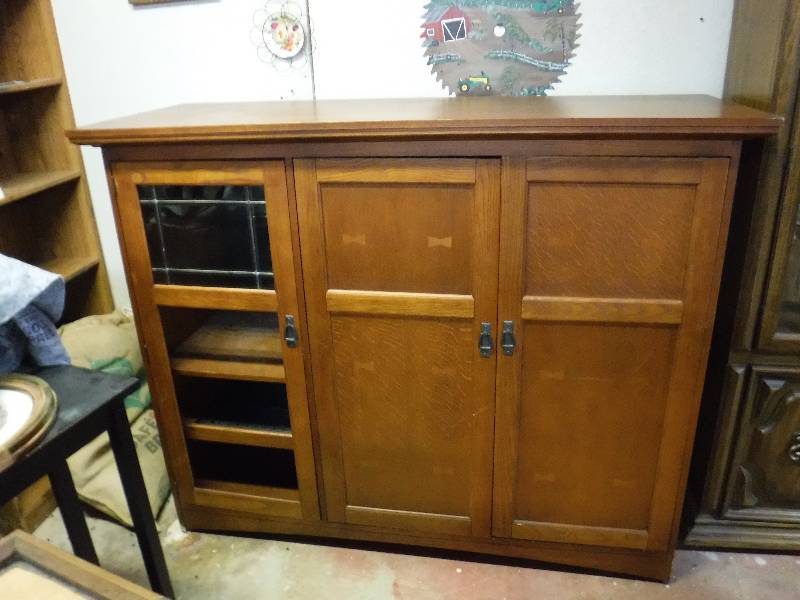 lot 1012 image: Wooden TV Cabinet