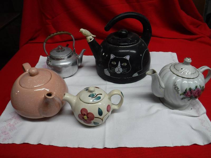 lot 1019 image: Teapot lot Tea Kettle